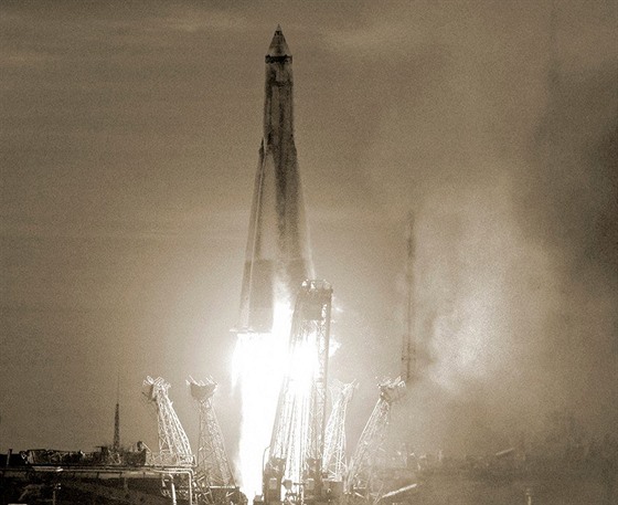 Sputnik 1 byl do vesmíru vynesen raketou R-7 Semyorka z vojenské oblasti...
