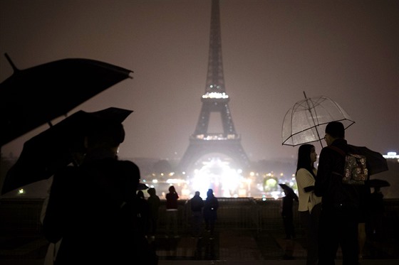 Večer s výhledem na Eiffelovu věž. I proto je Paříž vnímána jako jedno z...