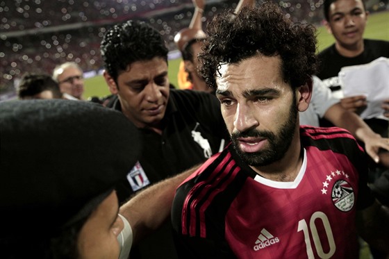 Dojatý Mohamed Salah v obleení fanouk. Oslavují postup egyptské reprezentace...