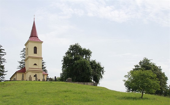 Kostelík sv. Petra a Pavla na Byšičkách je údajně dějištěm Erbenovy Svatební košile.