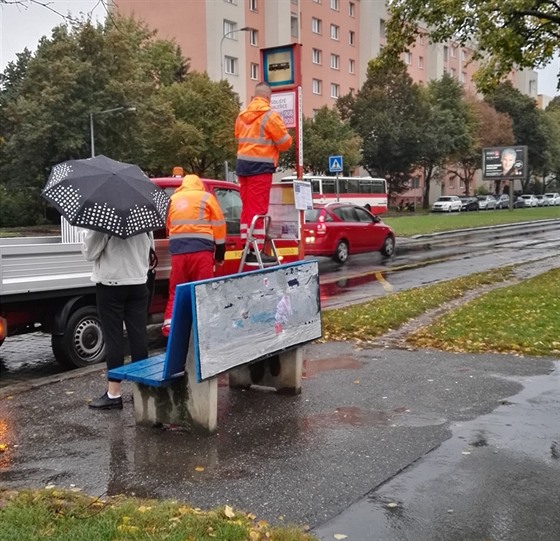 Pelepování jízdních ád autobus v Maleicích.