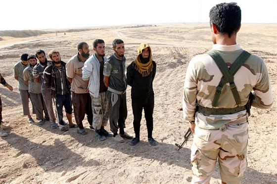 Kurdský pemerga zatýká bojovníky Islámského státu nedaleko msta Kirkúk na...