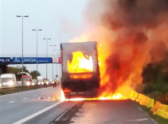 Poár kamionu na D7 u Prahy (5. íjna 2017)