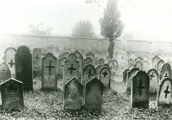 Snímek zachycují prostějovský hřbitov v době těsně před jeho likvidací v první...