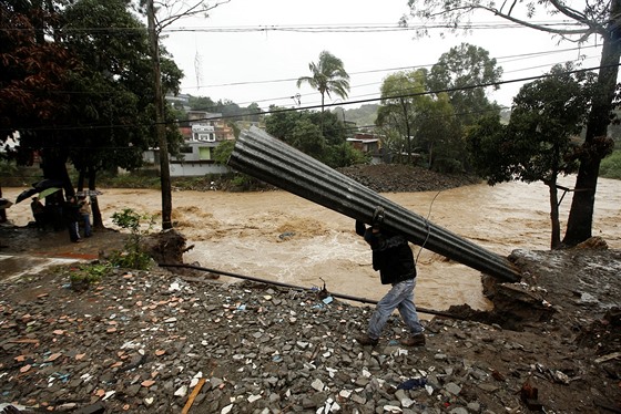 Tropická boue Nate zabila ve Stední Americe pes dvacet lidí, nyní míí k USA...