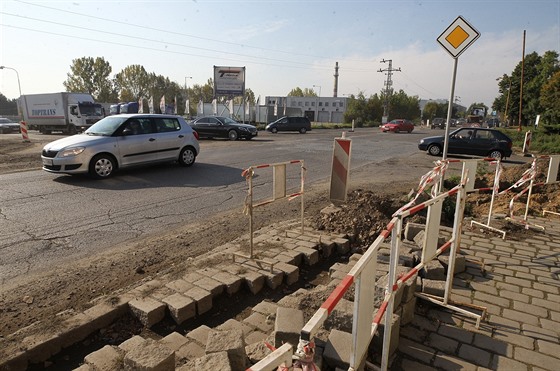 Nedokončená kruhová křižovatka blokuje přestanovskou silnici již několik měsíců.