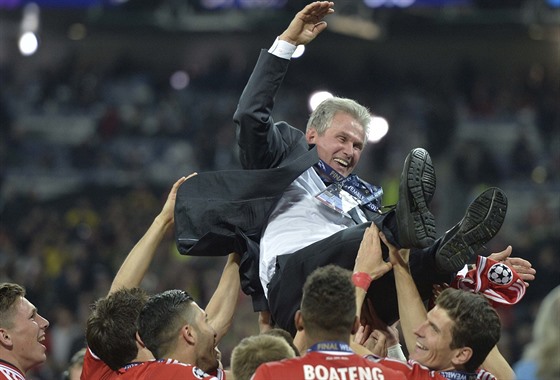 Trenér Juup Heynckes nad hlavami hrá Bayernu Mnichov ve chvíli, kdy v kvtnu...