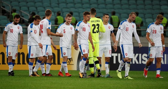 etí fotbalisté se stídm radují po kvalifikaním utkání v Ázerbájdánu, kde...