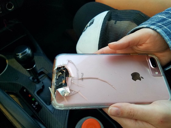 Růžový iPhone 7 Plus, který odrazil střelu vraha z Vegas