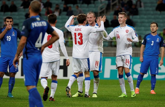 Jan Kopic pijímá od spoluhrá gratulace ke gólu, který vstelil Ázerbájdánu.