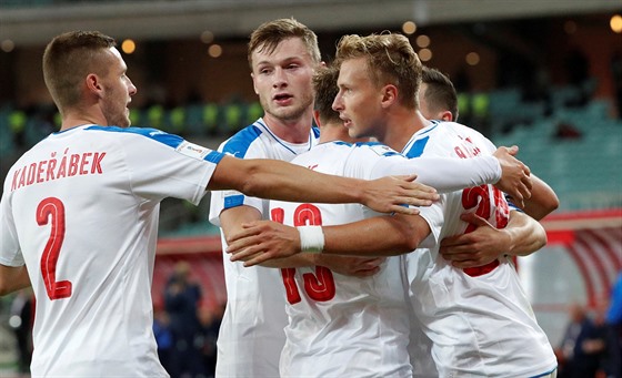 Čeští fotbalisté slaví gól v kvalifikačním utkání v Ázerbájdžánu.