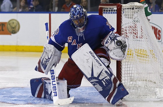 Henrik Lundqvist si v brance New York Rangers  pipisuje dalí úspný zákrok.