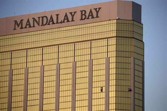 Rozbitá okna ve 32. patře hotelu Mandalay Bay Resort and Casino, odkud střílel...