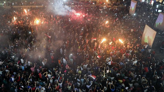 Egypttí fanouci slaví v ulicích Káhiry postup fotbalist na MS 2018.