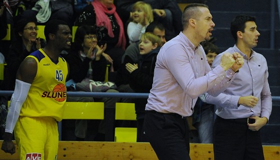 Ústecký basketbalista James Crowder, klubový manaer Tomá Hrubý a asistent...