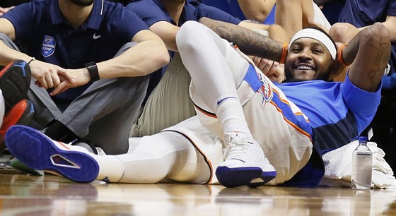 Carmelo Anthony z Oklahoma City hýří úsměvy při svém premiérovém utkání.