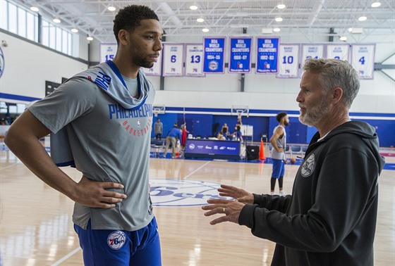 Jahlil Okafor naslouchá philadelphskému koui Brettu Brownovi.