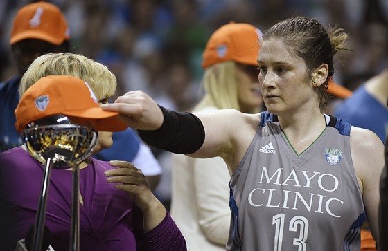 Lindsay Whalenová z Minnesota Lynx vnovala svou vítznou epku trofeji pro...