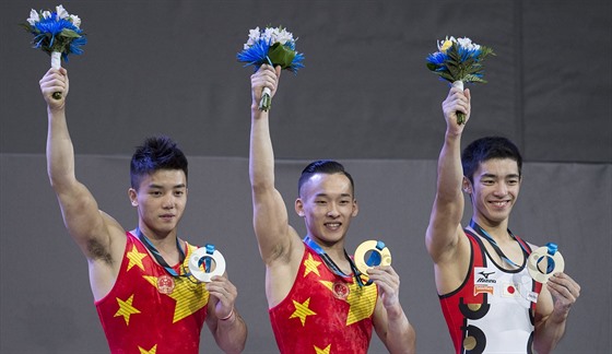 Medailisté z víceboje na gymnastickém MS: stříbrný Číňan Lin Čchao-pchan, jeho...