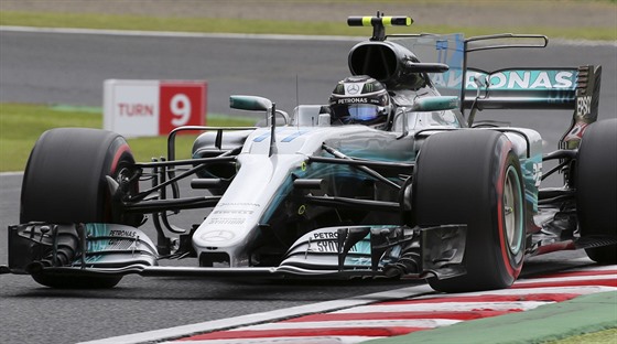 Valtteri Bottas z Mercedesu bhem kvalifikace na VC Japonska