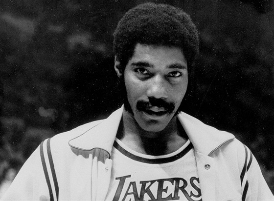 Connie Hawkins v dresu Los Angeles Lakers. Momentka z roku 1973.