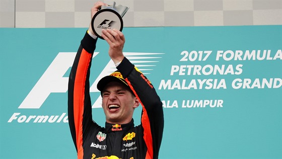 Max Verstappen slaví triumf ve Velké cen Malajsie.
