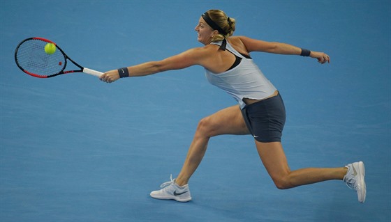 Petra Kvitová returnuje v semifinále turnaje v Pekingu.