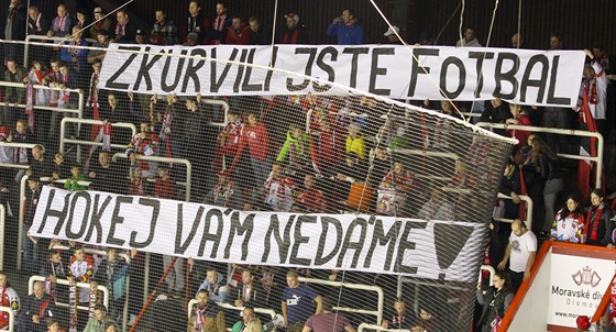 Fanoušci Olomouce vyjadřují nespokojenost s přístupem hokejového svazu k...
