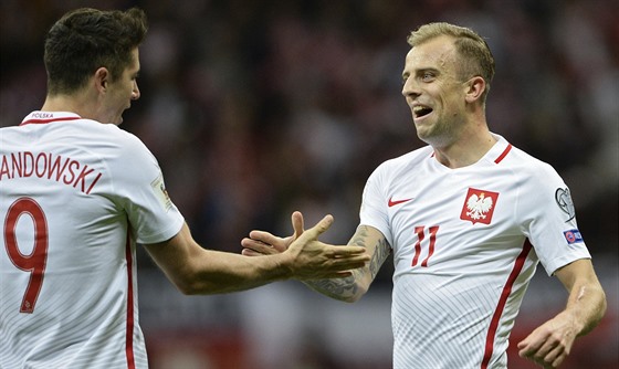 Polský útoník Robert Lewandowski (vlevo) gratuluje Kamilu Grosickému ke gólu...