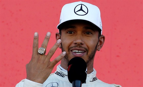 TVRTÝ TITUL NA DOSAH. Lewis Hamilton vyhrál potvrté Velkou cenu Japonska a...