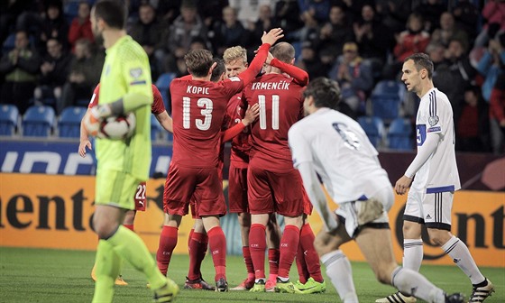 etí fotbalisté slaví gól do sít San Mariana, zády je autor branky Michael...