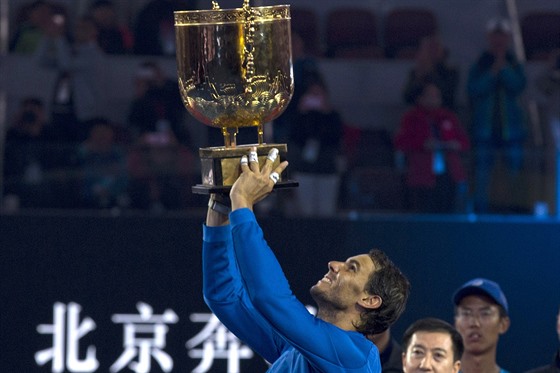 Rafael Nadal slaví triumf na turnaji v Pekingu.