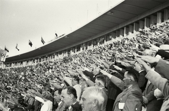 Diváci berlínské olympiády roku 1936 svorn zdraví v nacistickém pozdravu.