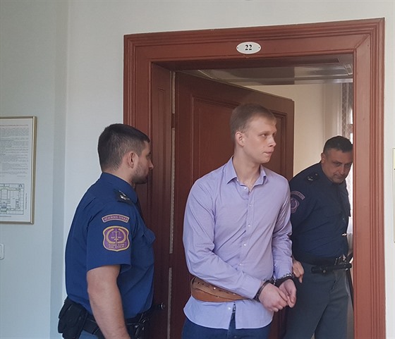 Miloslavu Halsbergerovi hrozí za loupež až dvanáct let vězení. (9. 10. 2017)