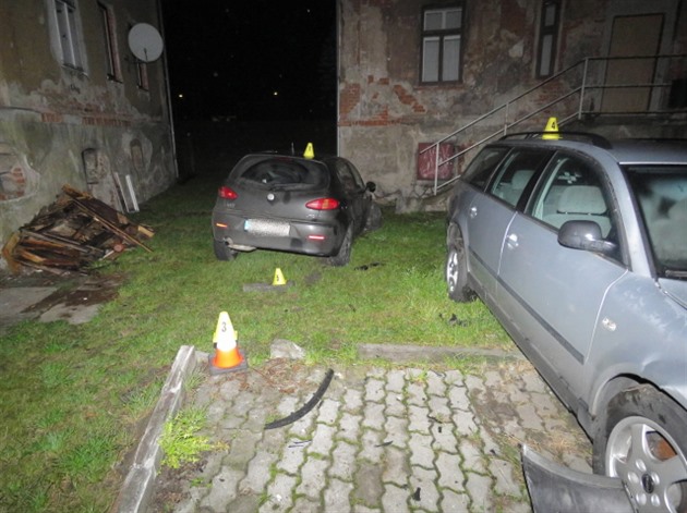 idi v Oloví na útku ped policií naboural auto a obrubník.