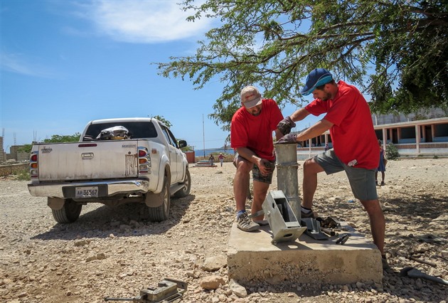 Pracovníci projektu Praga-Haiti pi oprav studny.