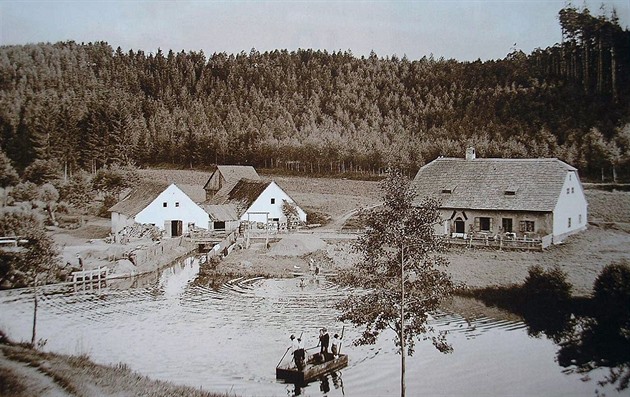 Na snímku z roku 1910 vypadá Ráj podstatn utenji ne dnes. Malá vodní pila...