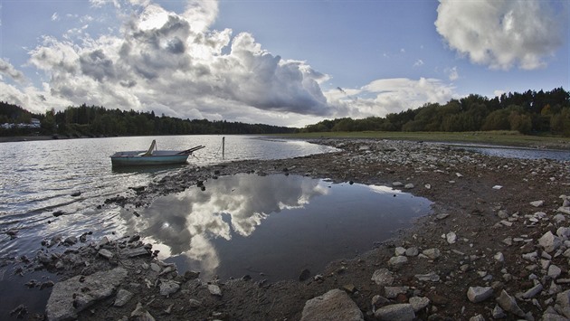 Hladina vody na hracholuské pehrad je nízko. Me za to sucho. (3. 10. 2017)