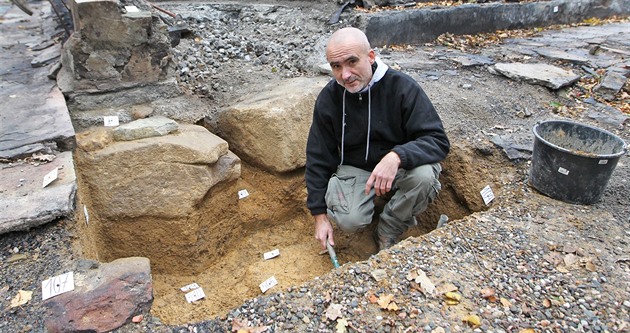 Archeolog Marek Kieco pi przkumu podloí vyhoelého kostelíku v...