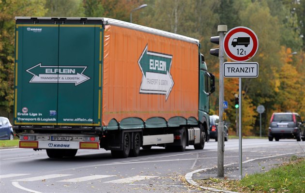 Znaka zakazující tranzit vozidlm t잚ím 12 tun umístná u vjezdu do Chebu.
