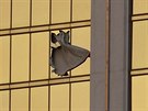 Rozbitá okna ve 32. pate hotelu Mandalay Bay, odkud Stephen Paddock stílel na...