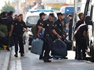 Odjezd panlských policist z hotelu nedaleko Barcelony (4. íjna 2017)