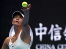 Maria arapovová se soustedí na podání na turnaji v Pekingu.