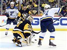 Branká Matt Murray z Pittsburghu zasahuje ped dotírajícím Vladimírem Sobotkou...