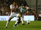 Paolo Guerrero /vlevo) z Peru zkouí oddlit od míe Lionela Messiho z...