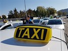 Brnntí taxikái vyjeli na podporu praských koleg na protest proti Uberu....