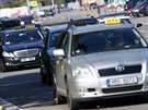 Brnntí taxikái vyjeli na podporu praských koleg na protest proti Uberu....