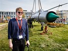 Britský umlec Roger Hiorns nechal zakopat letadlo Mig-21 ped laserovým...
