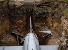 Britský umlec Roger Hiorns nechal zakopat letadlo Mig-21 ped laserovým...