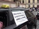 Pratí taxikái blokovali okolí letit a s troubením projídli okolo...